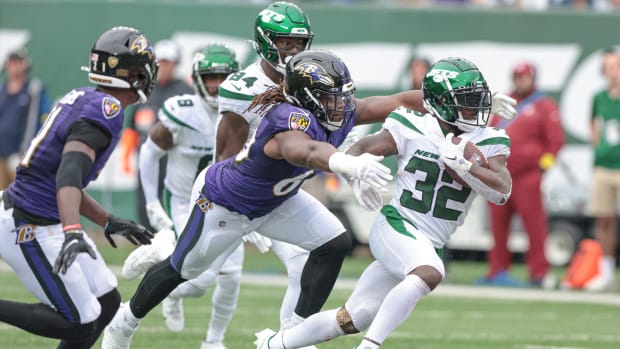 New York Jets RB Michael Carter breaks tackle against Baltimore Ravens